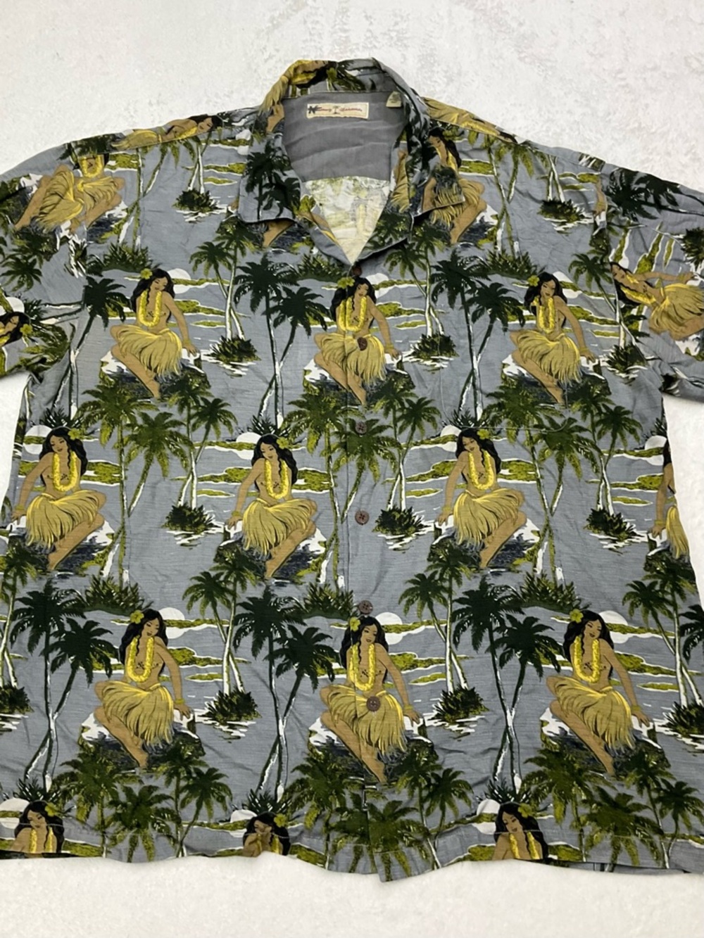 TOMMY BAHAMA 100% Silk Gray Hawaiian Hula Girl Short Sleeve Button Down Shirt